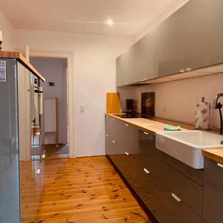 Charmantes Altbau-apartment Nahe Ice-bahnhof Mit Balkon Und Grosser Kueche By Castora Homes