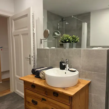 דירה Charmantes Altbau-apartment Nahe Ice-bahnhof Mit Balkon Und Grosser Kueche By Castora Homes קאסל