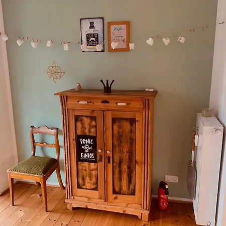 Daire Charmantes Altbau-apartment Nahe Ice-bahnhof Mit Balkon Und Grosser Kueche By Castora Homes