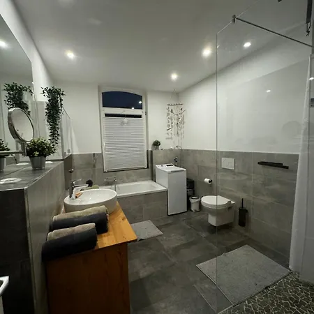 Charmantes Altbau-apartment Nahe Ice-bahnhof Mit Balkon Und Grosser Kueche By Castora Homes *