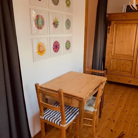 Daire Charmantes Altbau-apartment Nahe Ice-bahnhof Mit Balkon Und Grosser Kueche By Castora Homes *