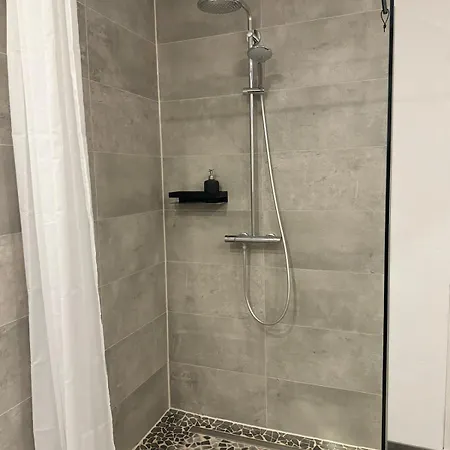 Charmantes Altbau-apartment Nahe Ice-bahnhof Mit Balkon Und Grosser Kueche By Castora Homes *