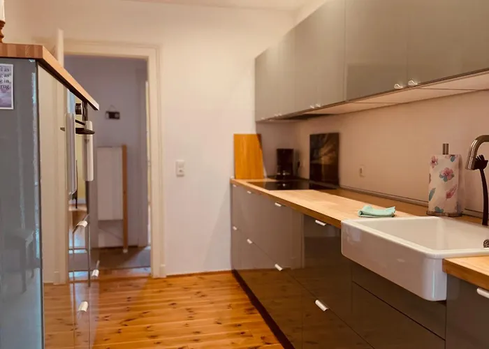 Charmantes Altbau-apartment Nahe Ice-bahnhof Mit Balkon Und Grosser Kueche By Castora Homes