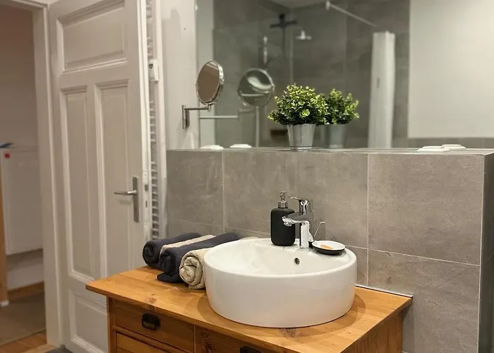 Daire Charmantes Altbau-apartment Nahe Ice-bahnhof Mit Balkon Und Grosser Kueche By Castora Homes Kassel