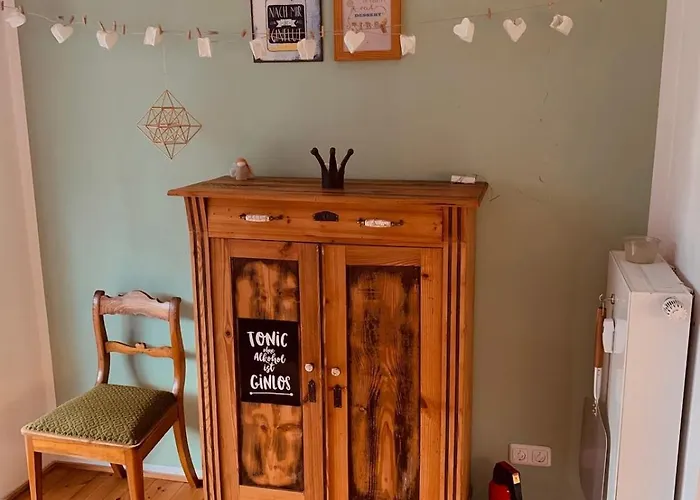 Daire Charmantes Altbau-apartment Nahe Ice-bahnhof Mit Balkon Und Grosser Kueche By Castora Homes