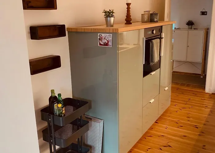 Daire Charmantes Altbau-apartment Nahe Ice-bahnhof Mit Balkon Und Grosser Kueche By Castora Homes