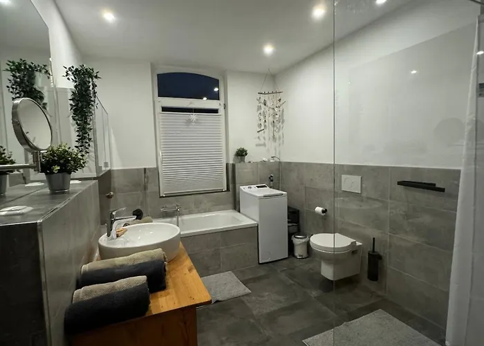 Charmantes Altbau-apartment Nahe Ice-bahnhof Mit Balkon Und Grosser Kueche By Castora Homes *