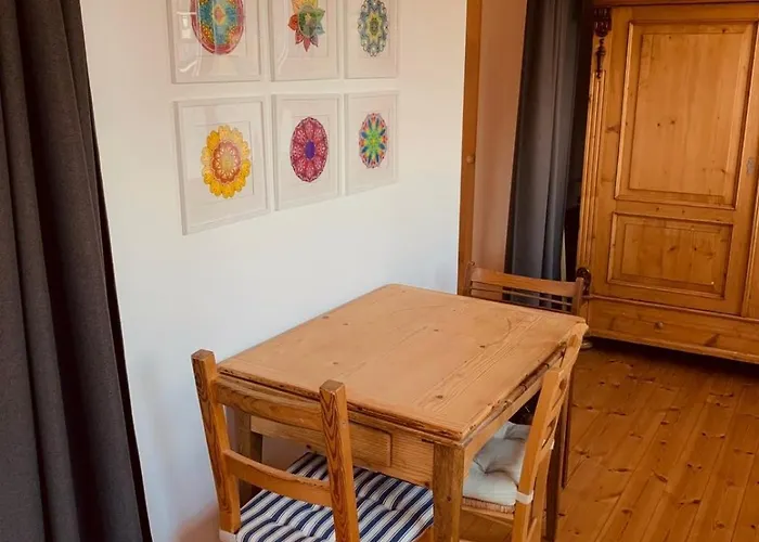 Daire Charmantes Altbau-apartment Nahe Ice-bahnhof Mit Balkon Und Grosser Kueche By Castora Homes *